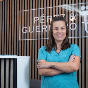 Mujer sonriendo de brazos cruzados